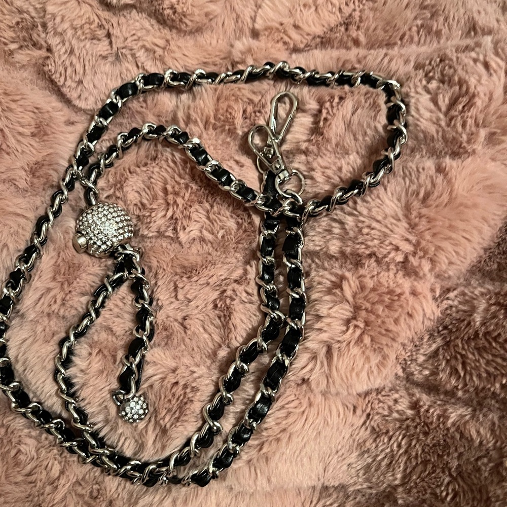 NWT silver and black adjustable crossbody chain with rhinestones 🖤🩶